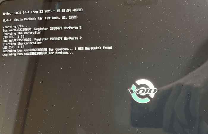 正しくインストールされている場合、起動時の画面の真ん中にVoid Linuxのロゴが表示される。おめでとう🎉