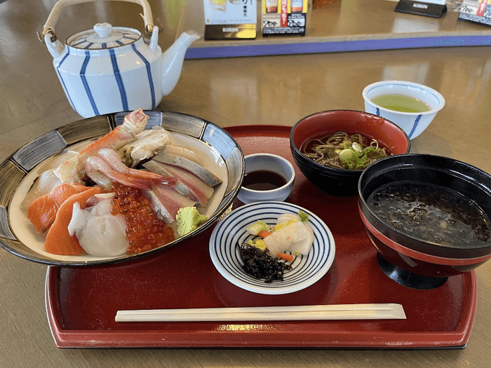 やし楼海鮮びっくり丼（2750円）