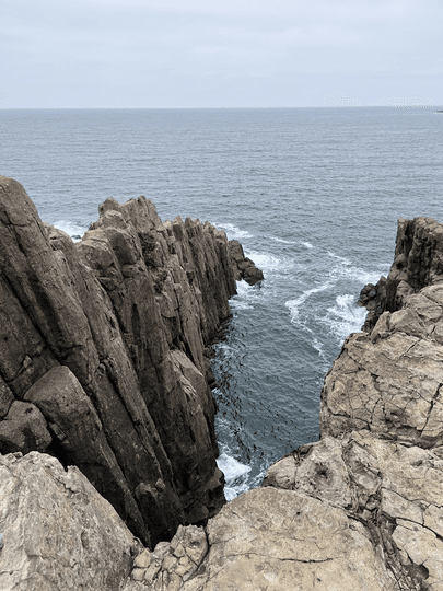 切り立った崖。柵などは一切ない