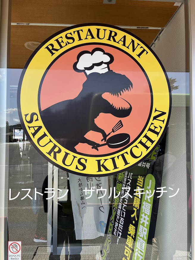 カレーには骨付きチキンが入っており、スパイシーで美味しかった